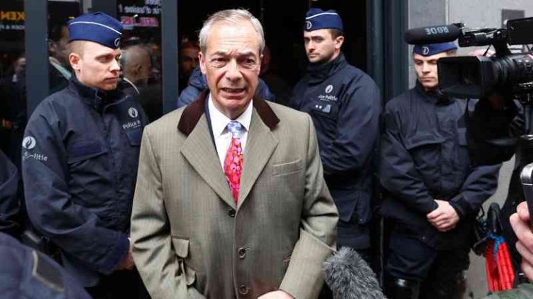 NatCon conferencia: la policía de Bruselas interviene durante el discurso de Nigel Farage.