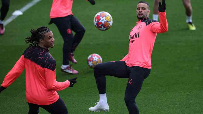 Aké y Walker participan en la sesión de entrenamiento del City el martes y se espera que enfrenten al Real Madrid